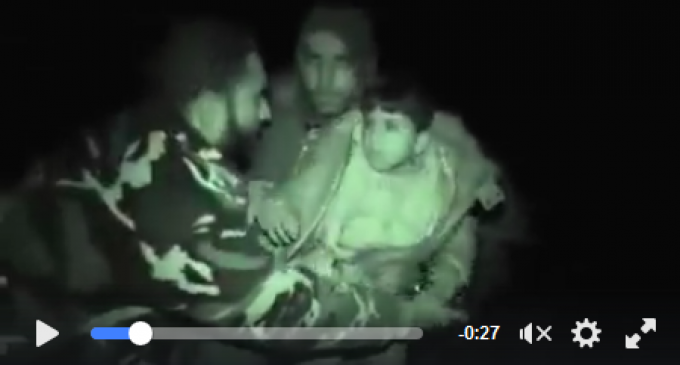 [Vidéo] | Des centaines de civils syriens exfiltrés par l’Armée Arabe Syrienne des quartiers est d’Alep où ils étaient retenus en otage par les terroristes salafistes, afin de servir comme bouclier humains.