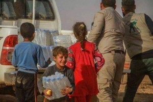 Les forces irakiennes et de la mobilisation populaire viennent en aide aux familles de Mossoul 1