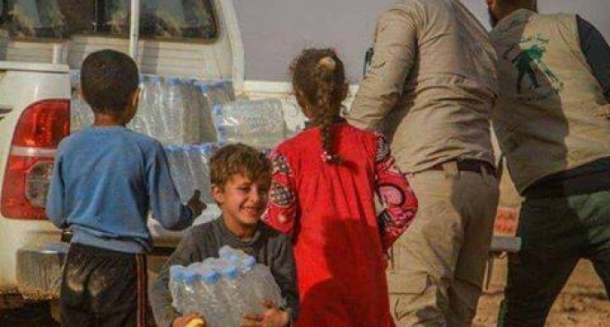 En images : Les forces irakiennes et de la mobilisation populaire viennent en aide aux familles de Mossoul