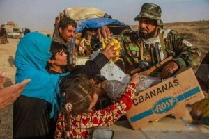 Les forces irakiennes et de la mobilisation populaire viennent en aide aux familles de Mossoul 2