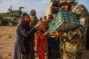 Les forces irakiennes et de la mobilisation populaire viennent en aide aux familles de Mossoul 4