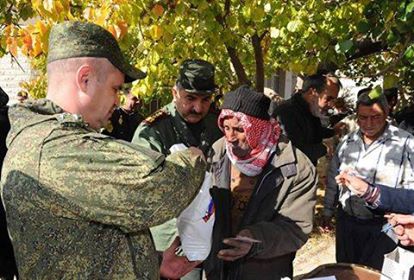 L'armée russe offrent des denrées alimentaires pour les déplacés dans le rif de Damas1