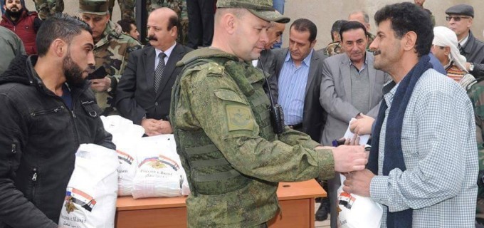 En Images : L’armée russe offre des denrées alimentaires pour les déplacés dans le rif de Damas