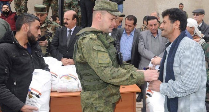 En Images : L’armée russe offre des denrées alimentaires pour les déplacés dans le rif de Damas