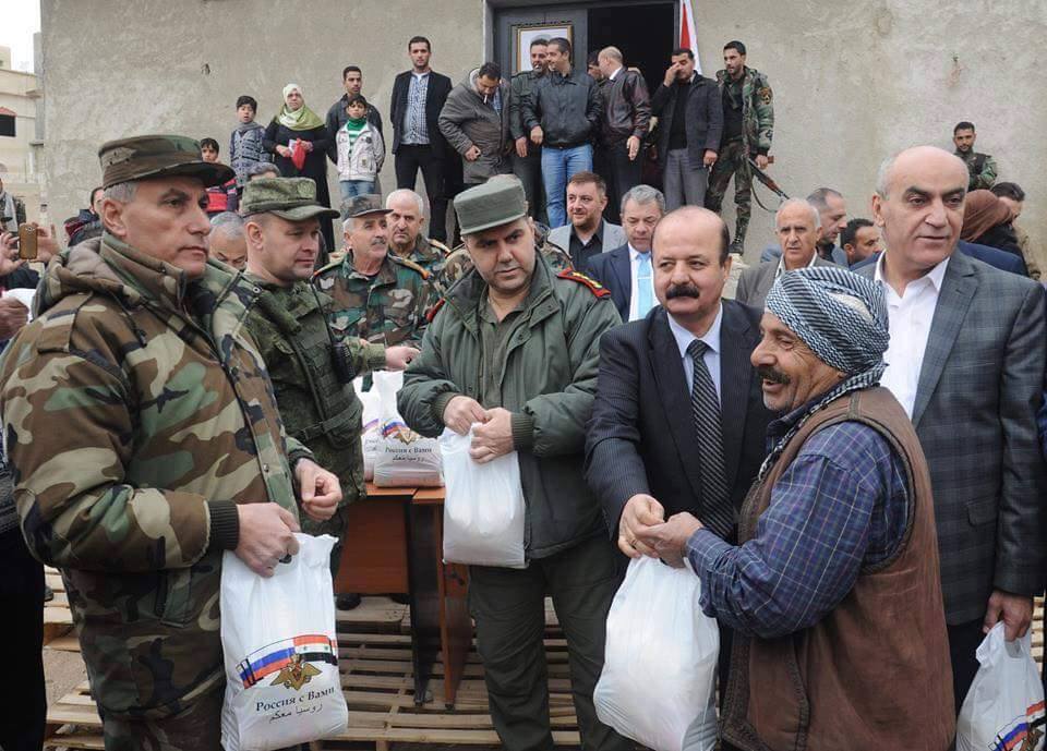L'armée russe offrent des denrées alimentaires pour les déplacés dans le rif de Damas3