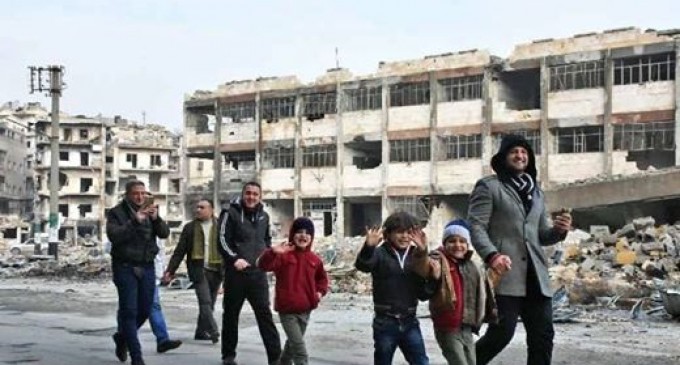 Le retour progressif des habitants d’Alep dans leur quartier après la Victoire de l’Armée Arabe Syrienne et de ses alliés sur les terroristes