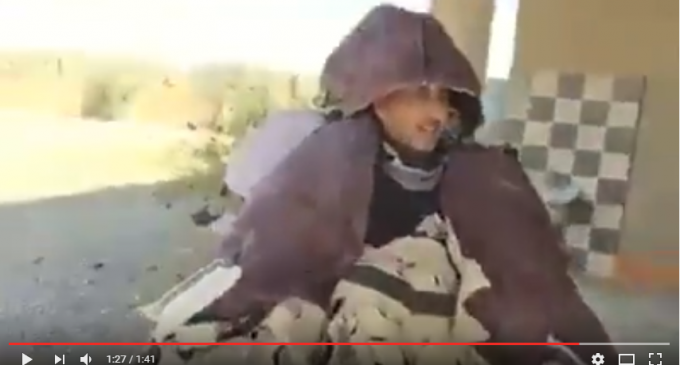 Les combattants irakiens trouvent des tenues américaines portées par les terroristes de Daesh