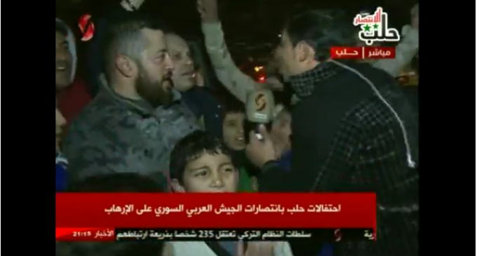 [Vidéo] | Les habitants d’Alep en joie descendent dans les rues après la libération totale de la ville.