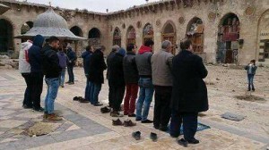 Première prière dans la mosquée des Omeyyades dans le quartier Est d'Alep après la libération