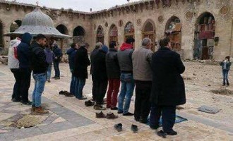 Première prière dans la mosquée des Omeyyades dans le quartier Est d’Alep après la libération