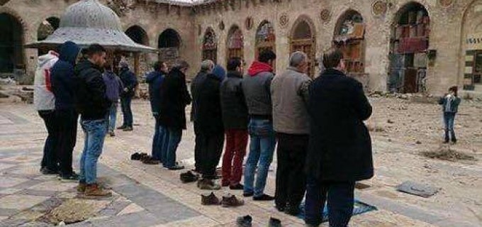 Première prière dans la mosquée des Omeyyades dans le quartier Est d’Alep après la libération