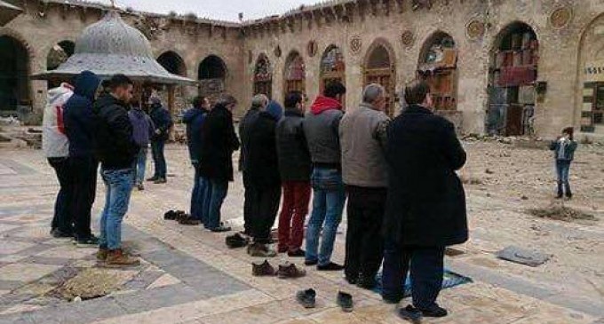 Première prière dans la mosquée des Omeyyades dans le quartier Est d’Alep après la libération