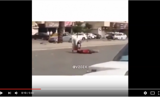 Regardez comment cet homme (un indien) se fait tuer en pleine rue en Arabie Saoudite !!!
