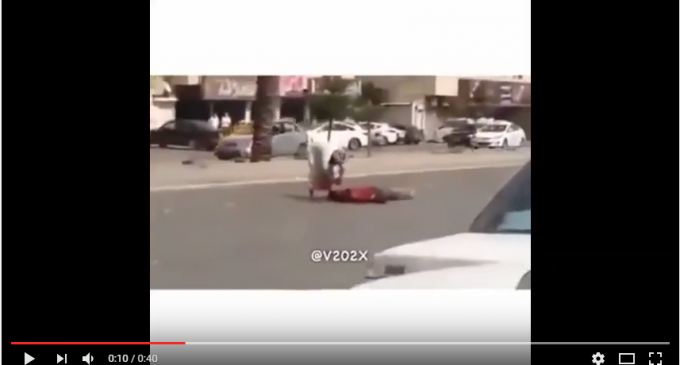 Regardez comment cet homme (un indien) se fait tuer en pleine rue en Arabie Saoudite !!!