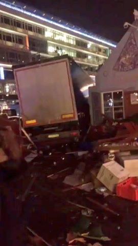 URGENT Attentat terroriste à Berlin dans un marché de noël 9 morts et 50 blessés !