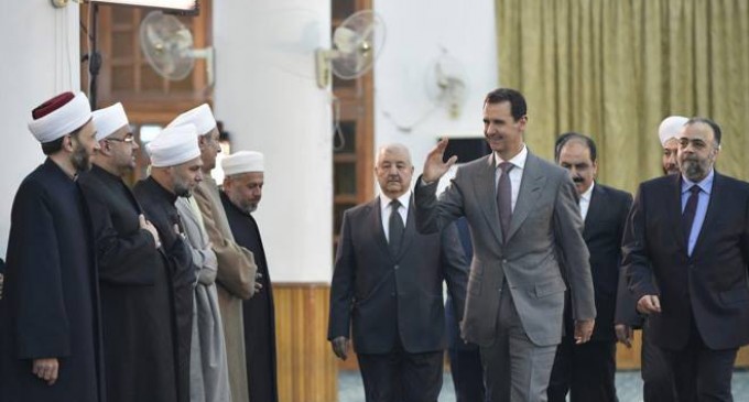 Le Président Syrien Bachar Al Assad participe à la cérémonie de célébration de la Naissance du Prophète Mohammed (P) dans une mosquée à Damas