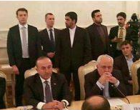 Regardez comment le Garde du Corps iranien du Ministre des affaires étrangères a fixé pendant toute la réunion, le Garde du Corps du ministre Turc