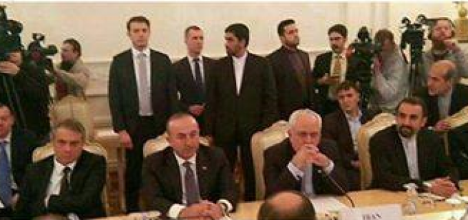 Regardez comment le Garde du Corps iranien du Ministre des affaires étrangères a fixé pendant toute la réunion, le Garde du Corps du ministre Turc