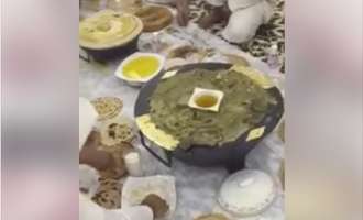 Regardez comment ses saoudiens mangent comme des porcs