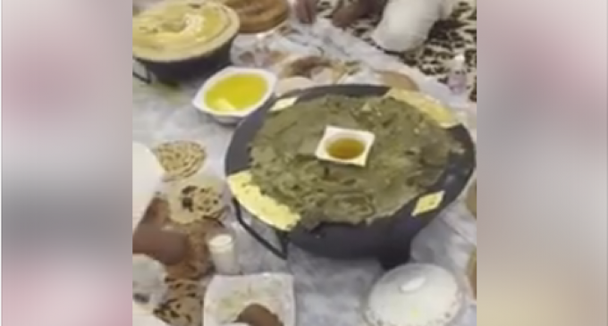 Regardez comment ses saoudiens mangent comme des porcs