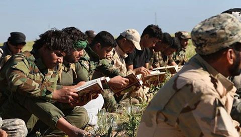 Des combattants Irakiens qui récitent le Coran en groupe avant d’aller combattre les terroristes salafistes de Daesh.1
