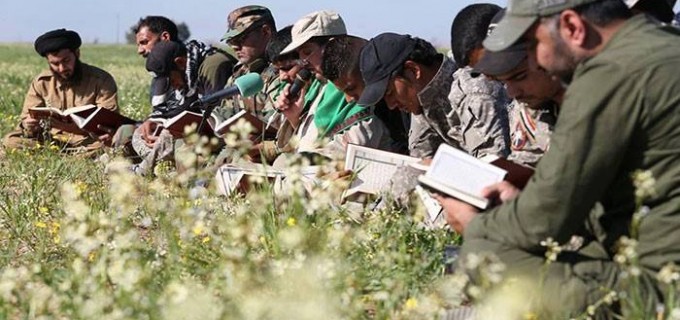 [En images] | Des combattants Irakiens qui récitent le Coran en groupe avant d’aller combattre les terroristes salafistes de Daesh.
