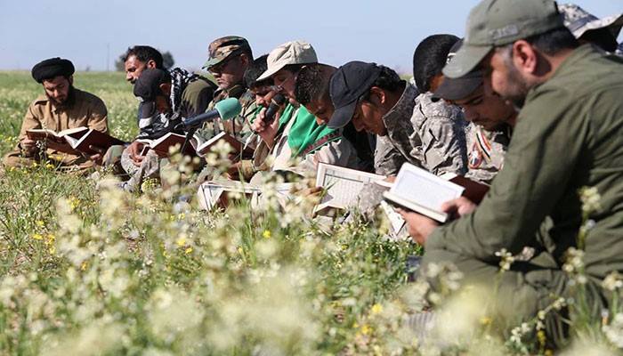 Des combattants Irakiens qui récitent le Coran en groupe avant d’aller combattre les terroristes salafistes de Daesh.3