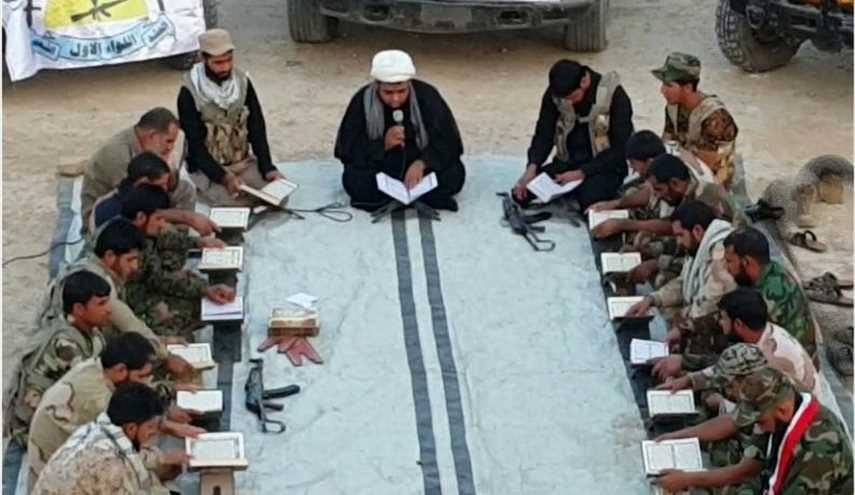 Des combattants Irakiens qui récitent le Coran en groupe avant d’aller combattre les terroristes salafistes de Daesh2