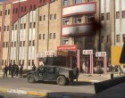 Les forces irakiennes au sein de l’Université de Mossoul après sa libération hier des mains des terroristes de Daesh
