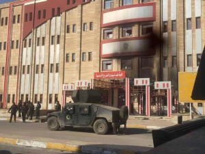 Les forces irakiennes au sein de l'Université de Mossoul après sa libération hier des mains des terroristes de Daesh4