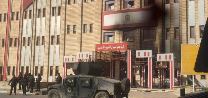 Les forces irakiennes au sein de l’Université de Mossoul après sa libération hier des mains des terroristes de Daesh