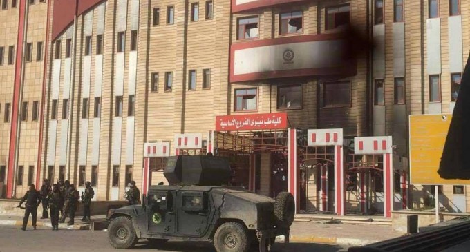 Les forces irakiennes au sein de l’Université de Mossoul après sa libération hier des mains des terroristes de Daesh