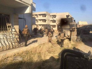 Les forces irakiennes au sein de l'Université de Mossoul après sa libération hier des mains des terroristes de Daesh5