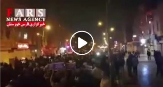 [VIDEO]Les habitants de la province iranienne d’Ahwaz sortent dans la rue, et envoient un message à Netanyahou scandant des slogans contre, l’Amérique et leurs agents infiltrés en Iran