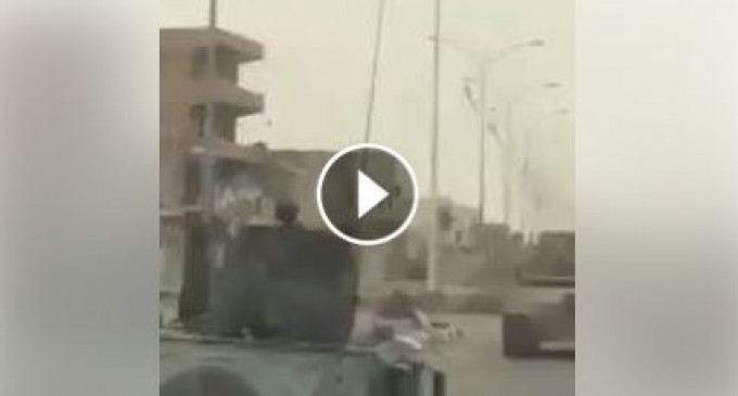 Regardez comment les forces irakiennes font tomber les drapeaux de Daesh à Mossoul.