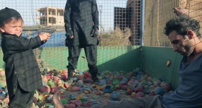 ATTENTION IMAGES CHOQUANTES : Un enfant daeshien tue à bout portant 1 homme et 2 jeunes garcons