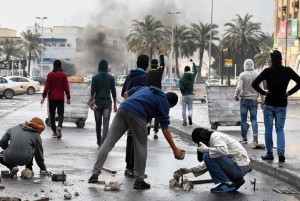 Des photos.. Des affrontements entre les jeunes et les forces de sécurité du Bahreïn à l'ouest de Manama 2