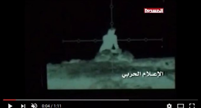 [Vidéo] | Des snipers des forces yéménites au cours d’attaques nocturnes visant, les soldats de la coalition Arabo-US à Mokha