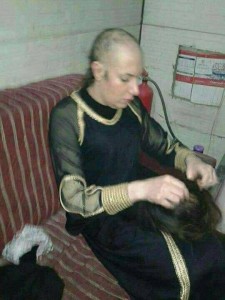 Les services de securité irakienne ont arrété aujourd'hui un terroriste déguisé en femme, dans un checkpoint à l'entrée de la ville sainte de Karbala3