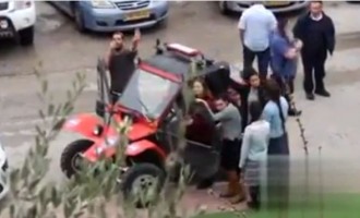 [Vidéo] | Un colon sioniste se moque des Palestiniens :  » les Arabes vous ont lâchés !! « 