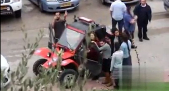 [Vidéo] | Un colon sioniste se moque des Palestiniens :  » les Arabes vous ont lâchés !! « 