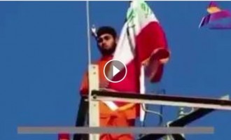 Cet irakien a été forcé d’élever le drapeau de Daesh, mais a soulevé le drapeau de l’Irak, alors les terroristes salafistes lui ont tiré dessus…