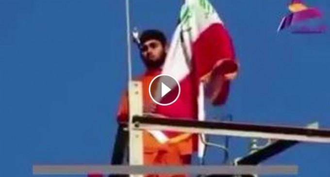 Cet irakien a été forcé d’élever le drapeau de Daesh, mais a soulevé le drapeau de l’Irak, alors les terroristes salafistes lui ont tiré dessus…