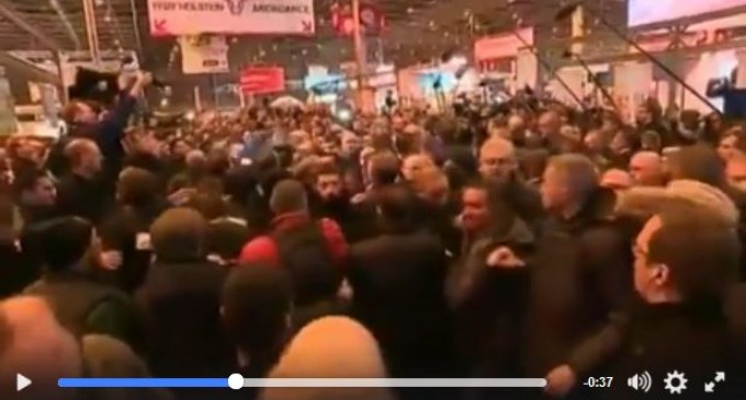 [Vidéo] | Hollande, Le Foll et compagnie sifflés hués, traités de «Bon à rien», «fumier»