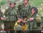 [Vidéo Choc] | Les sauvages soldats sionistes lourdement armés menacent un jeune palestinien de 8 ans qu’ils suspectent d’être en lien avec un groupe de lanceurs de pierres dans la ville d’Al-Khalil