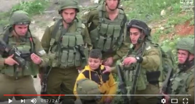 [Vidéo Choc] | Les sauvages soldats sionistes lourdement armés menacent un jeune palestinien de 8 ans qu’ils suspectent d’être en lien avec un groupe de lanceurs de pierres dans la ville d’Al-Khalil