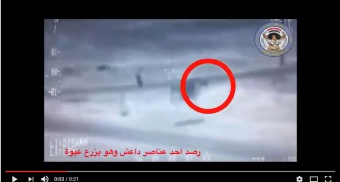 Regardez comment ce terroriste de Daesh se fait abattre en essayant de planter un engin explosif