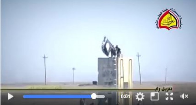 Regardez comment les forces de la Mobilisation populaire font tomber les drapeaux de Daesh au Nord de l’Irak