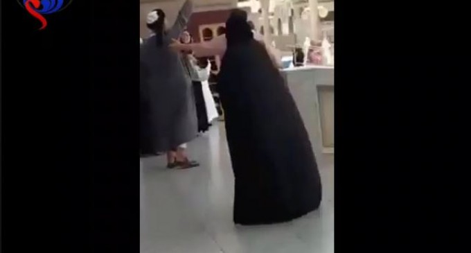 Un Musulman attaque la famille maudite des Al-Saoud dans la mosquée du Prophète (P) à Médine.