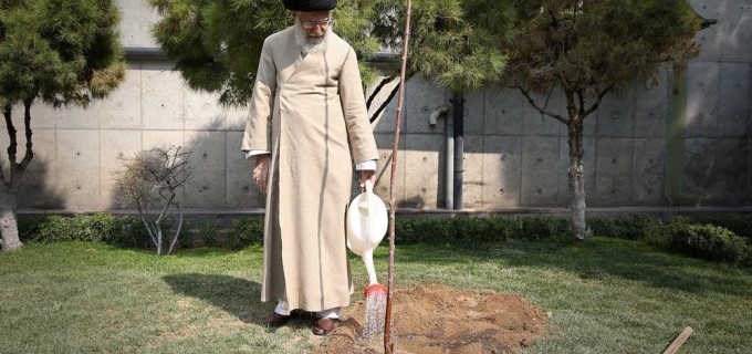 En image : Le guide de la Révolution islamique, Ali Khamenei plante des arbres à son domicile à l’occasion de la journée de l’arbre